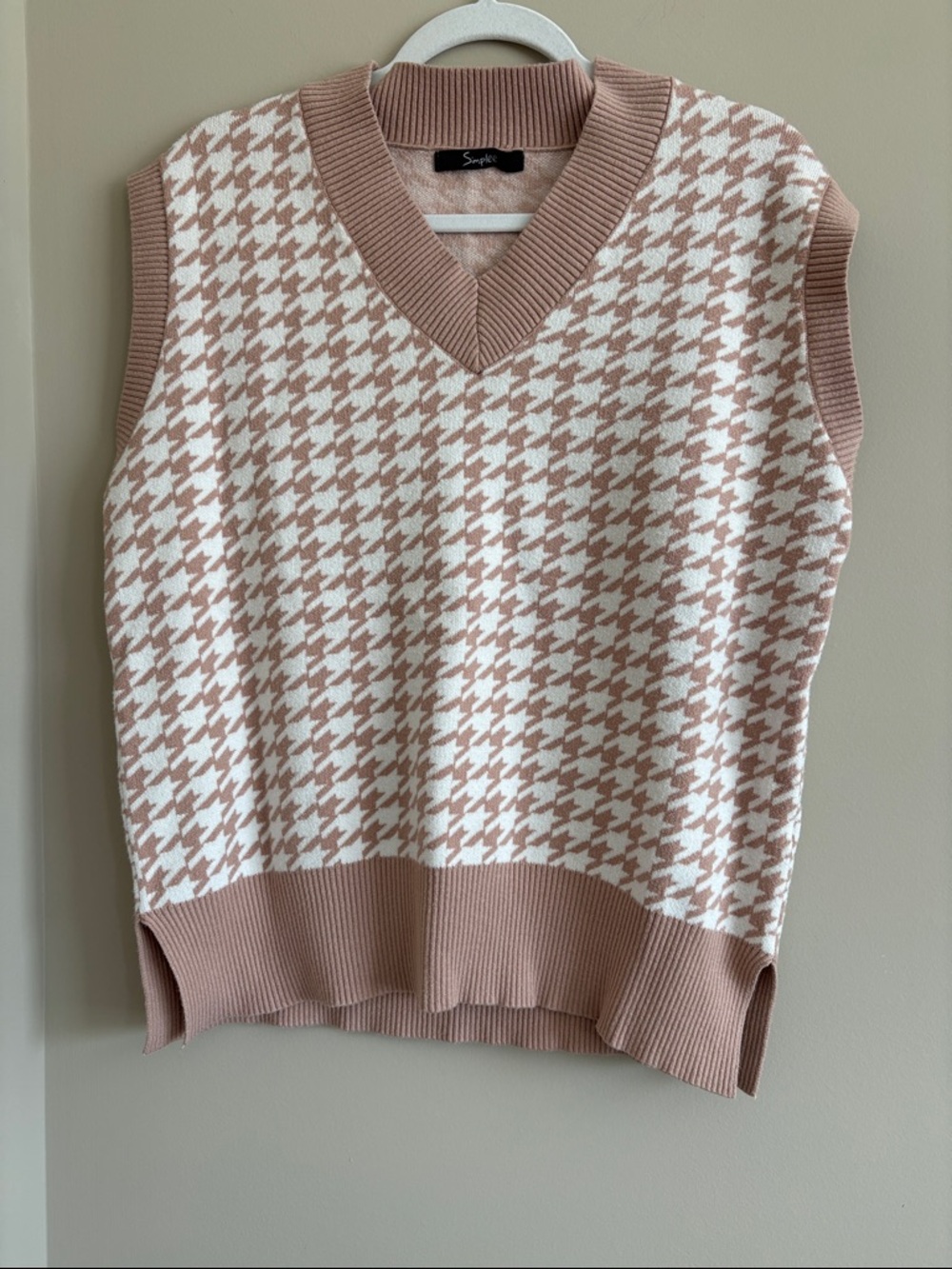 Mauve & White Houndstooth V-neck Sweater Vest